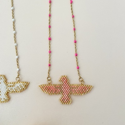 Colares com pendentes de pássaros em missangas douradas e rosa ou brancas