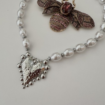 Colar de pérolas com pendente em forma de coração prateado e broche em forma de abelha com cristais rosa