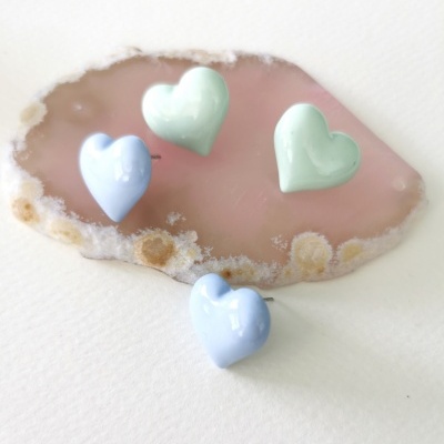 Brincos de coração azul e verde sobre pedra de ágata rosa