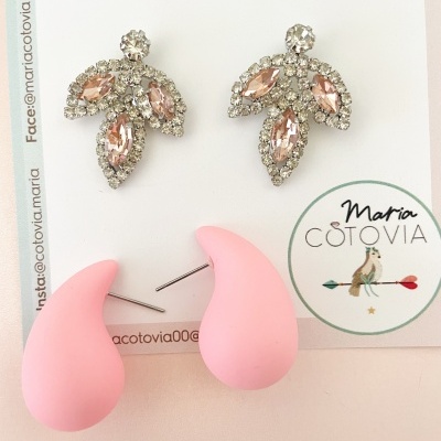 Dois pares de brincos com pedras brilhantes e gota rosa pastel em cartão Maria CÔTOVIA