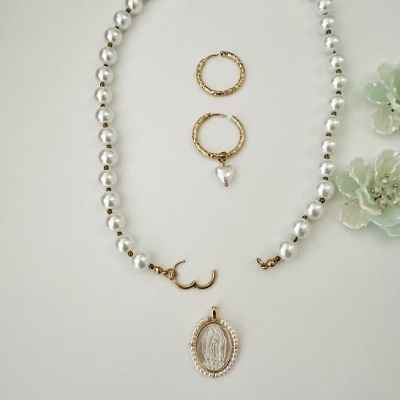 Colar de pérolas brancas com pendente oval e brincos argola dourada com pendente de coração