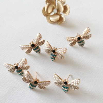 Conjunto de brincos de abelha e acessório de flor em dourado com pérolas