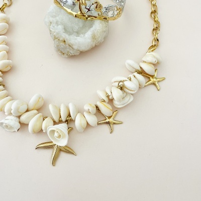 Colar com conchas brancas e estrelas do mar douradas