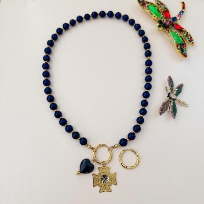 Colar azul com pendentes dourados e brincos de libélula coloridos