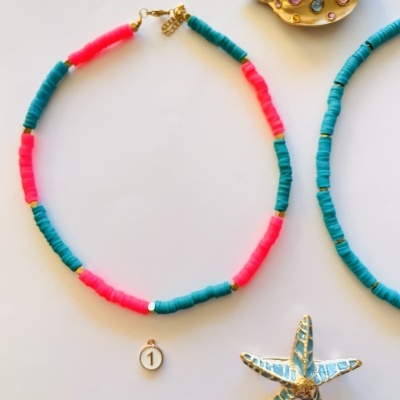 Colar colorido com concha decorativa e estrela do mar dourada