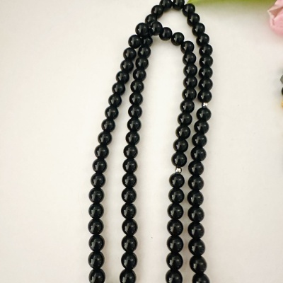 Colar de contas negras brilhantes com duas contas prateadas