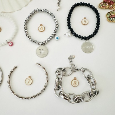 Pulseiras variadas sobre fundo branco com etiquetas numeradas