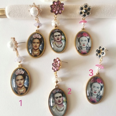Brincos com imagens ovais de Frida Kahlo e decoração com pérolas, flores e moldura dourada
