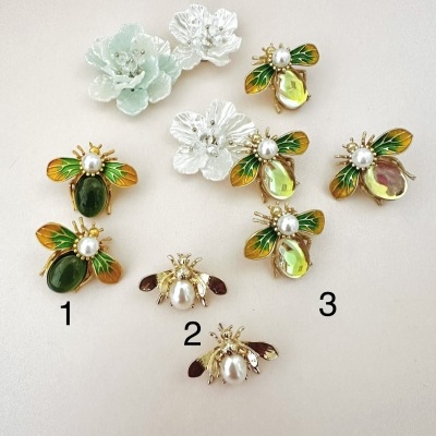 Acessórios decorativos em forma de abelhas e flores com pedras e pérolas