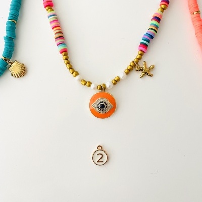 Colar colorido com pendentes dourados e etiqueta '2'