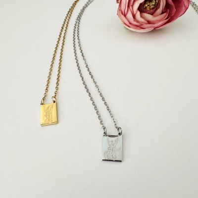 Colares com pendentes retangulares dourado e prateado com imagem de anjo
