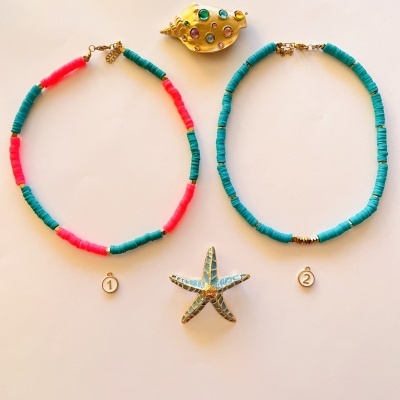 Dois colares de contas verdes e rosa, pendente dourado com pedras coloridas, estrela do mar decorativa azul e dourada