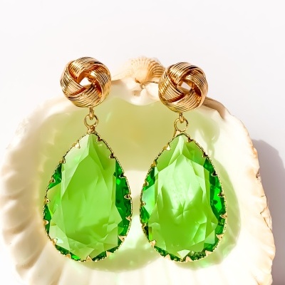 Brincos verdes em concha branca