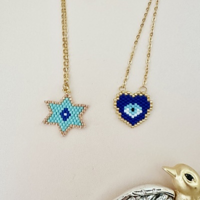 Colares dourados com pendentes de contas Miyuki estrela e coração azul