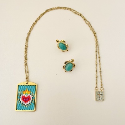 Colar dourado com pendente colorido e brincos de tartaruga verde