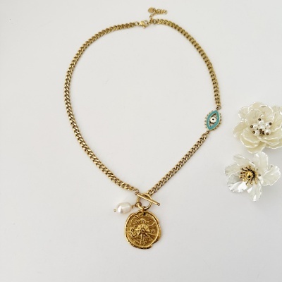 Colar dourado com bússola, olho turco azul e flores decorativas