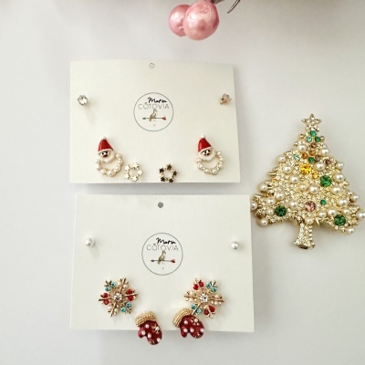 Brincos e broche de Natal Maria Costovia com design festivo e pedras coloridas