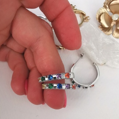 Brincos de argola prateados com pedras coloridas quadradas