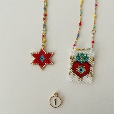 Colar com pingentes coloridos e pequeno medalhão com número 1