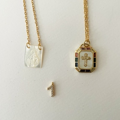 Colares dourados com pendentes decorados e pendente número 1 com cristais