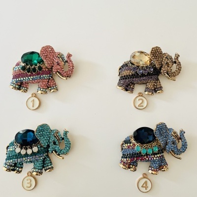 Broches de elefantes coloridos com pedras brilhantes numerados