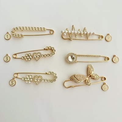 Seis alfinetes de ouro decorativos com pérolas e cristais numerados de 1 a 6
