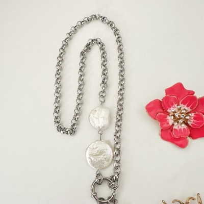 Colar prateado com pérolas grandes irregulares e flor vermelha decorativa