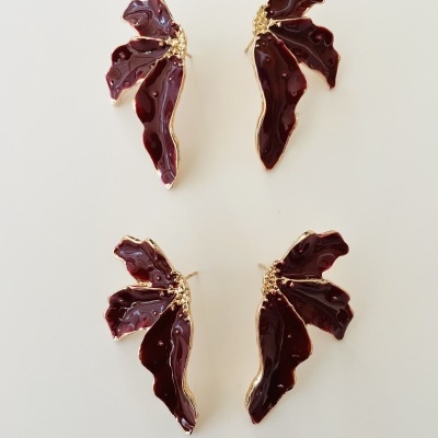 Conjunto de brincos em formato de folhas vermelhas escuras com detalhes dourados