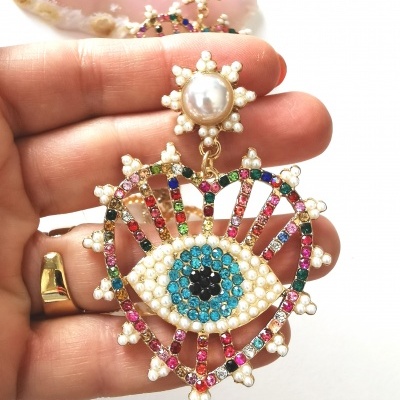 Brinco grande decorativo colorido em forma de coração com olho e pérolas