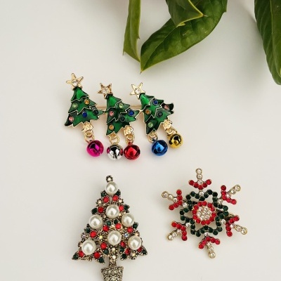 Acessórios de Natal: brincos de árvore de Natal e broches decorativos em árvore de Natal e floco de neve.