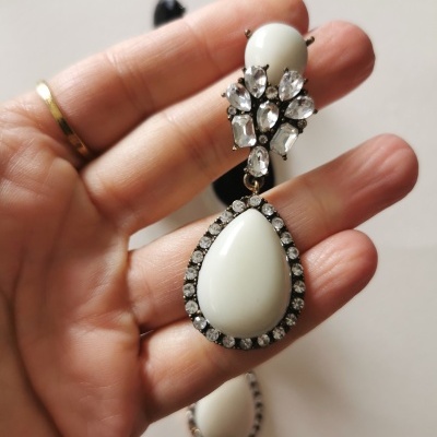 Brinco pendente com pedras brancas e cristais