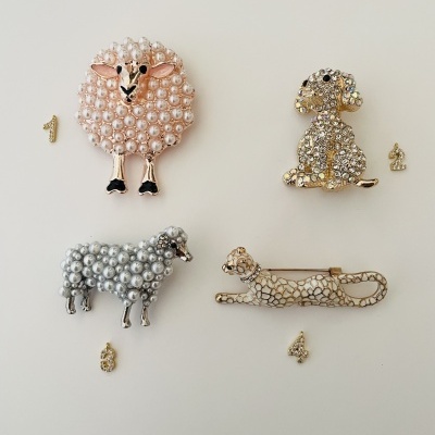 Broches em forma de animais com pérolas e pedras brilhantes
