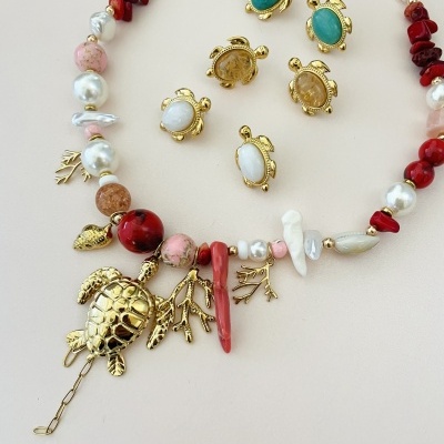 Colar colorido com pendentes dourados de tartaruga e brincos tartaruga de várias pedras