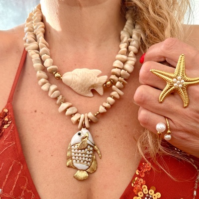 Colar duplo de contas bege e dourado com pendente peixe e anel estrela do mar dourado com pérolas