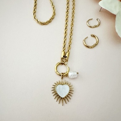 Colar dourado com pendente de coração e brincos argola