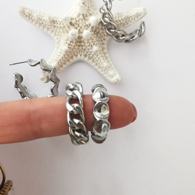 Brincos prateados em forma de corrente com estrela-do-mar branca no fundo