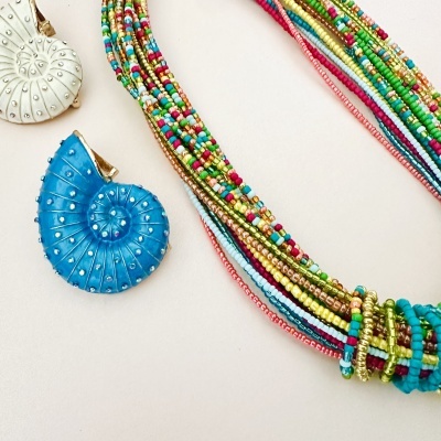 Colar colorido multicolor com pendentes em espiral azul e branco