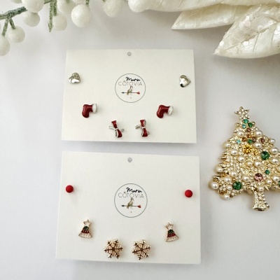 Brincos natalícios em metal e esmalte e broche dourado em forma de árvore de Natal com pérolas e pedras coloridas