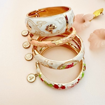 Conjunto de quatro pulseiras coloridas com números