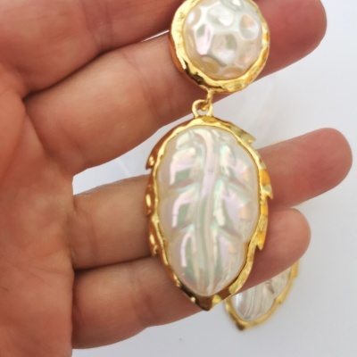 Brinco pendente dourado com pérola e folha perolada