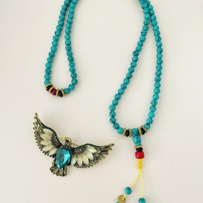 Colar de contas turquesa com pendente de águia azul e cordão amarelo