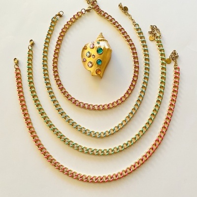 Pulseiras coloridas em corrente grossa e anel dourado com pedras coloridas