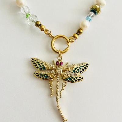 Colar com pendente de libélula dourada e contas coloridas