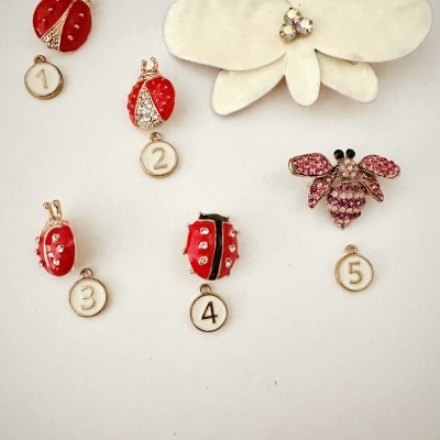 Pins decorativos de insetos em metal e esmalte vermelho com números