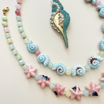 Colares coloridos com estrelas, conchas e fivela decorativa