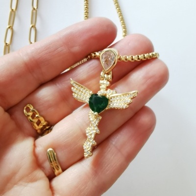 Colar dourado com pingente de cruz e pedras