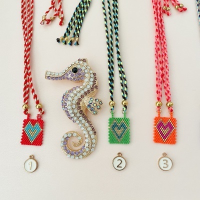 Colares coloridos de contas com broche de cavalo-marinho brilhante