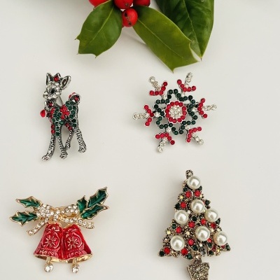 Broches natalícios com veado, estrela, sinos e árvore de Natal decorados com pérolas e strass