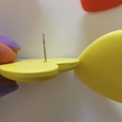 Brincos amarelo e alaranjado com fecho de pino