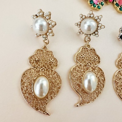 Brincos dourados com pérolas redondas e ovais